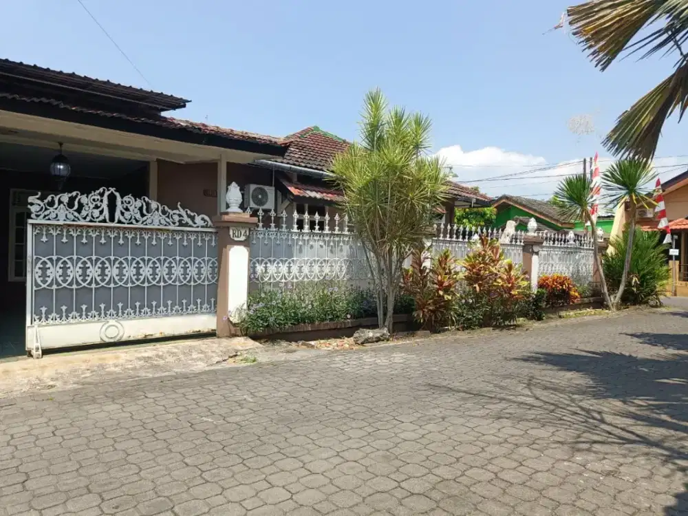 Rumah besar dalam perumahan timur prawirotaman Brontokusuman Mergangsa