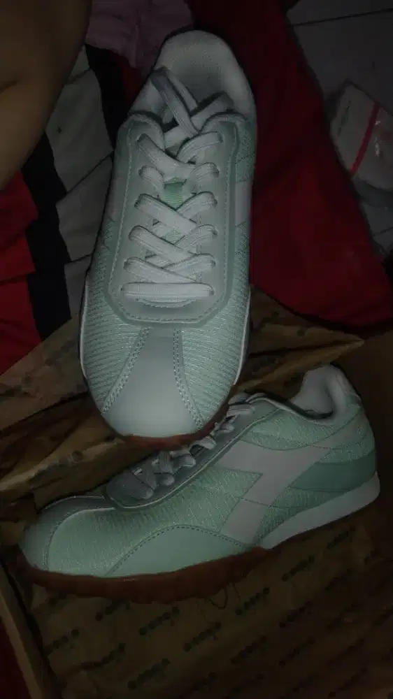 Sepatu diadora ukuran 40