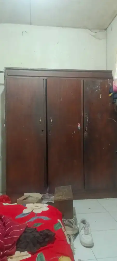Lemari kayu jati tua