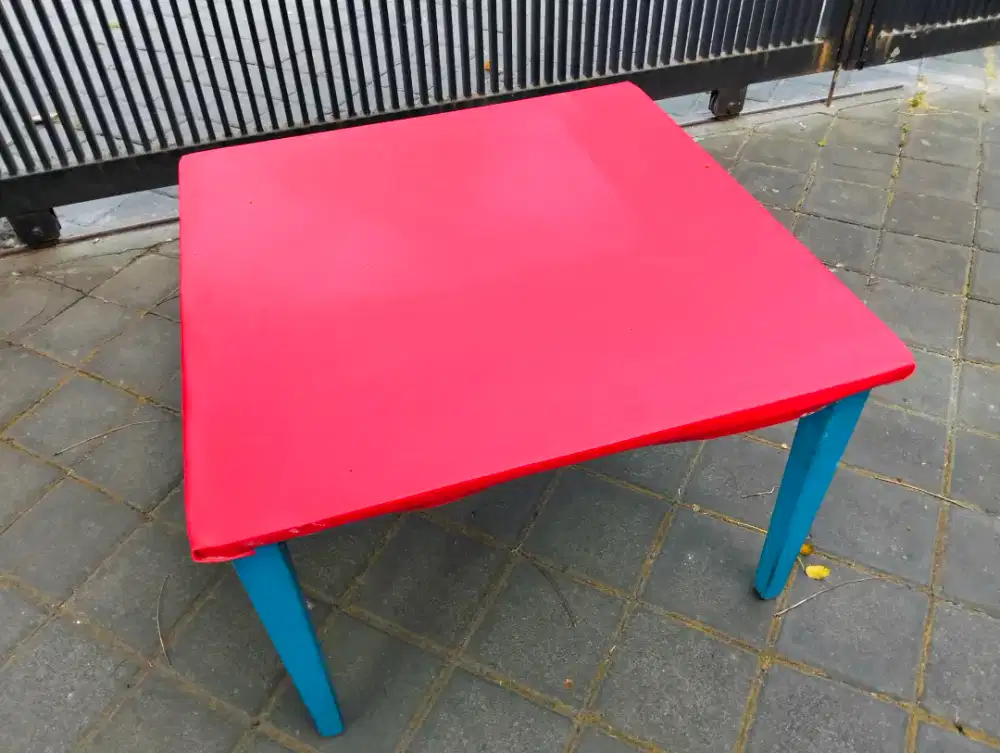 Meja Kayu Cover Merah