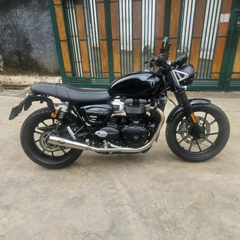 2024 Triumph Speed Twin 900, low km, jet black