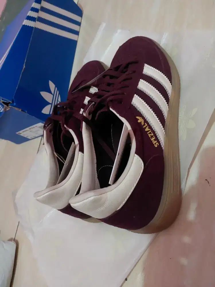 Sepatu adidas handball maroon