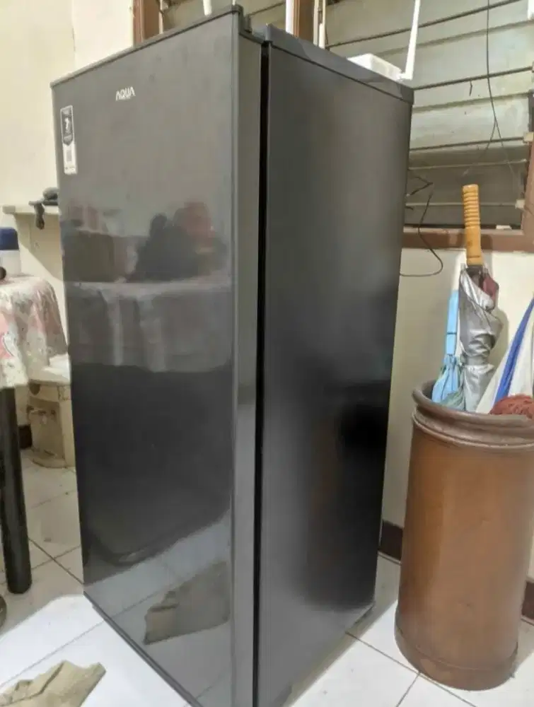 Kulkas Aqua 1 pintu warna abu abu 150 LT