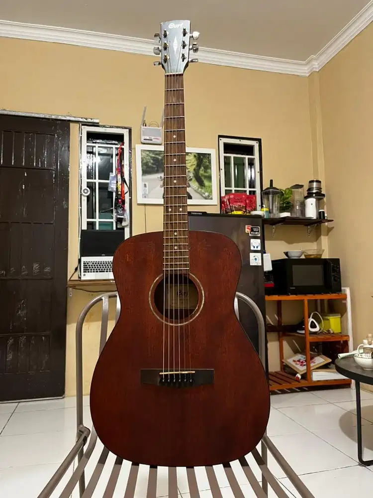 Di jual saja gitar merk cort original