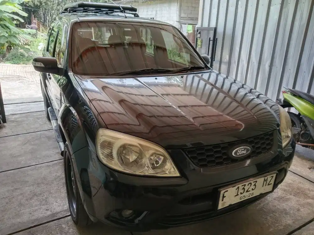 DIJUAL ​FORD ESCAPE HITAM METALIK FACELIFT 2.3 AT 2012