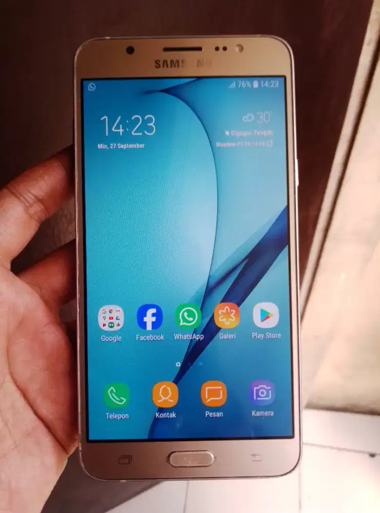 Samsung galaxy J7 2016 4G 2/16 layar 5.5 inchi gold