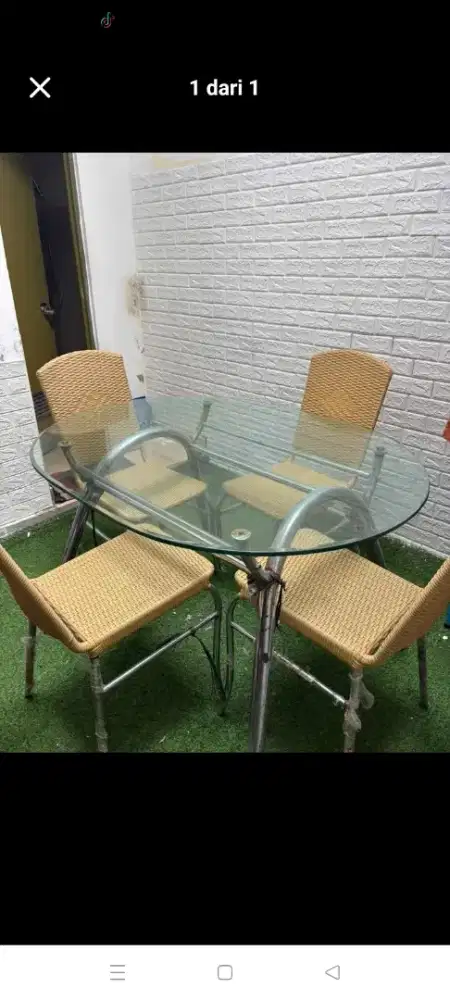 Meja makan kaca