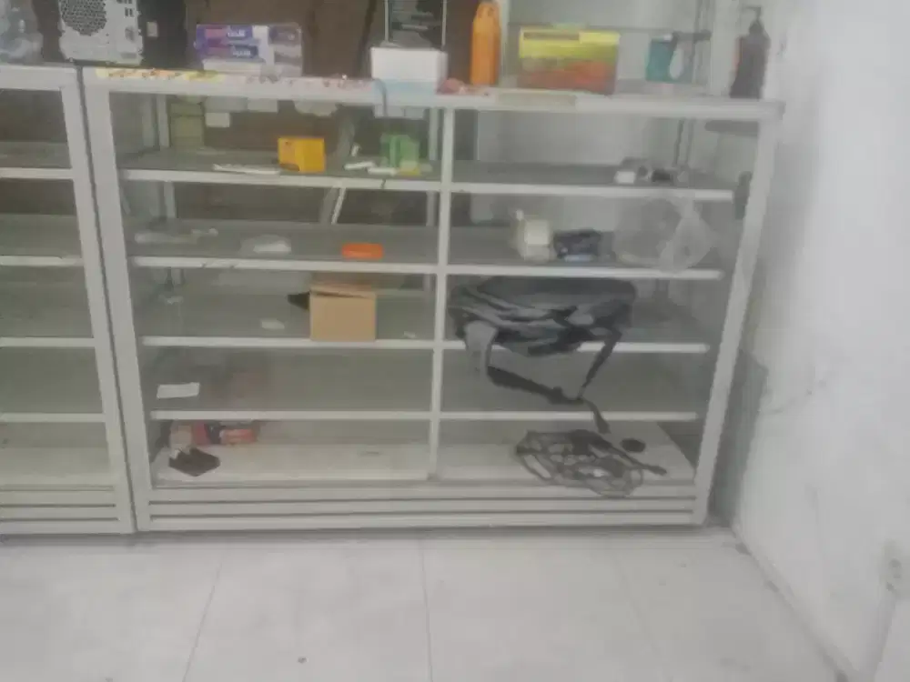 Etalase toko bekas