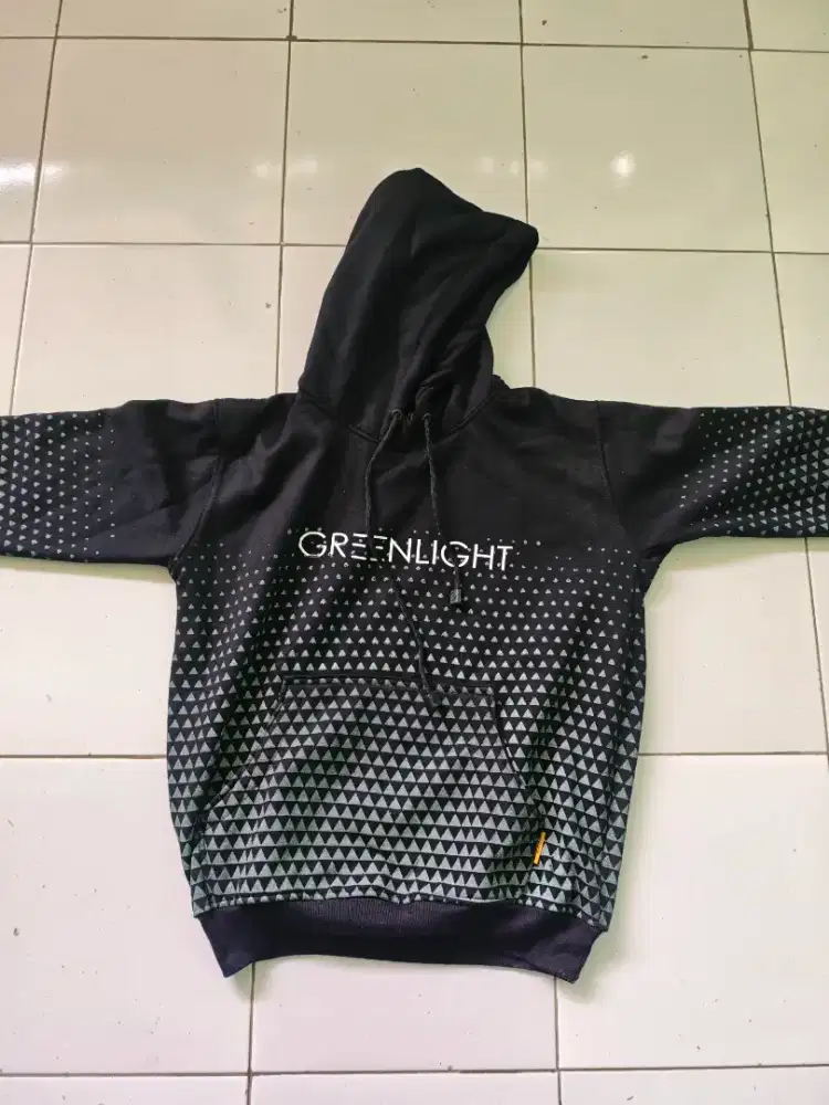 Hoodie hitam minus pakai