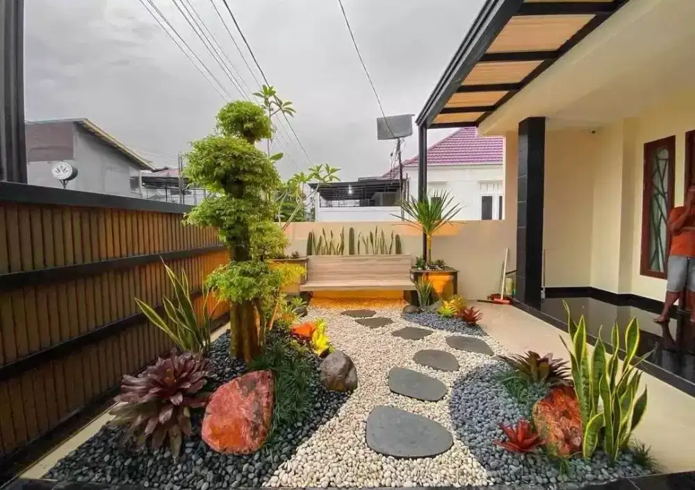 Taman minimalis dan kolam koi