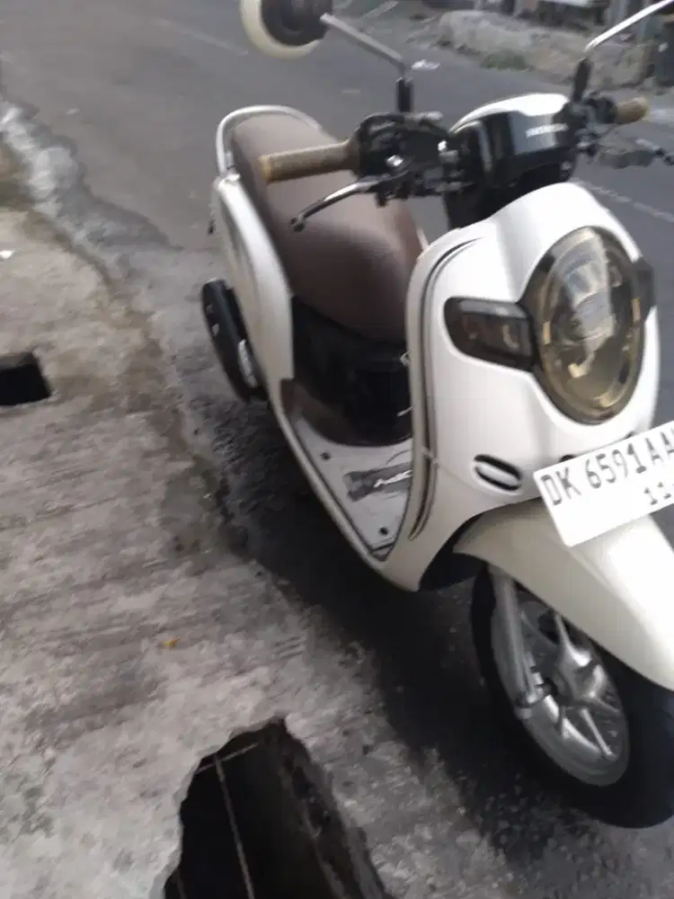 Scoopy fi tahun 2018 putih