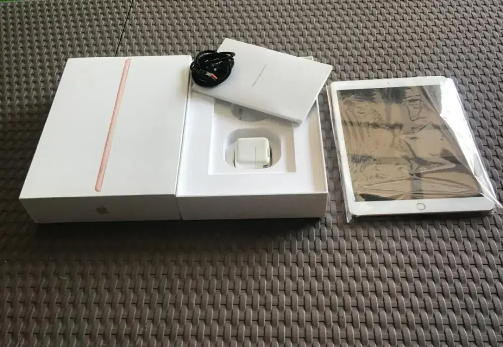 iPad Gen 8th WI-FI 32GB Normal Mulus Eks Garansi iBox