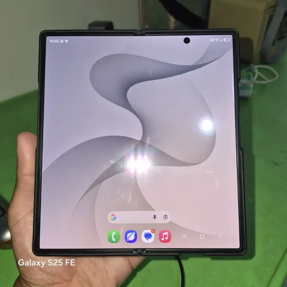 Dijual samsung z fold ultra 512GB baru sebulan pakai