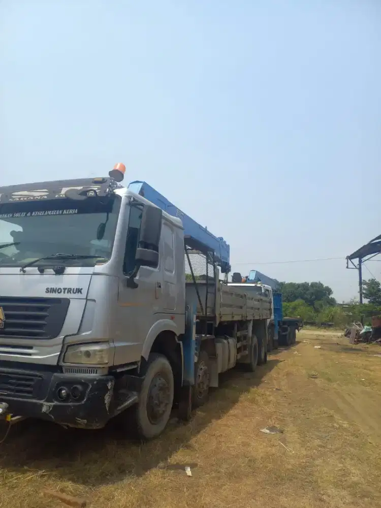 Truck crane sino truck tahun 2012 kapasitas 15 ton