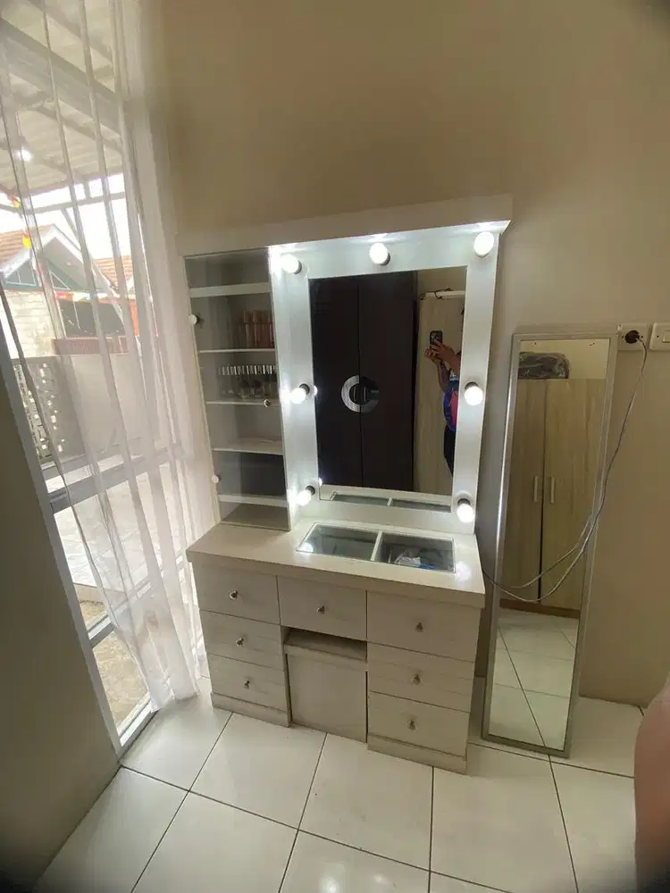 Meja Rias dengan Lampu