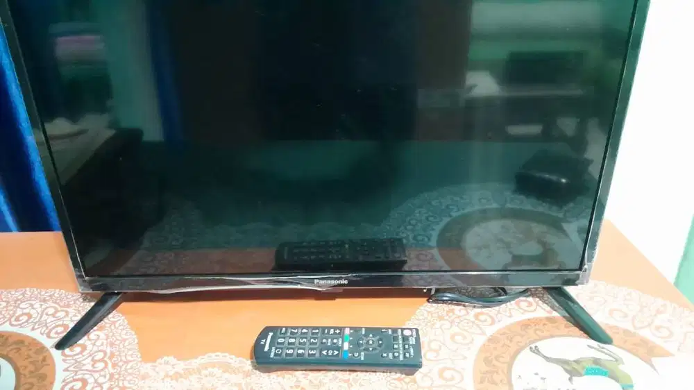 Jual 2 unit TV bekas merek Polytron dan Panasonic