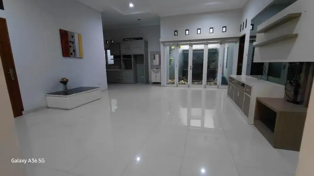 DIKONTRAKKAN RMH LUAS ASRI LINGKUNGAN AMAN TENANG BEBAS BANJIR .