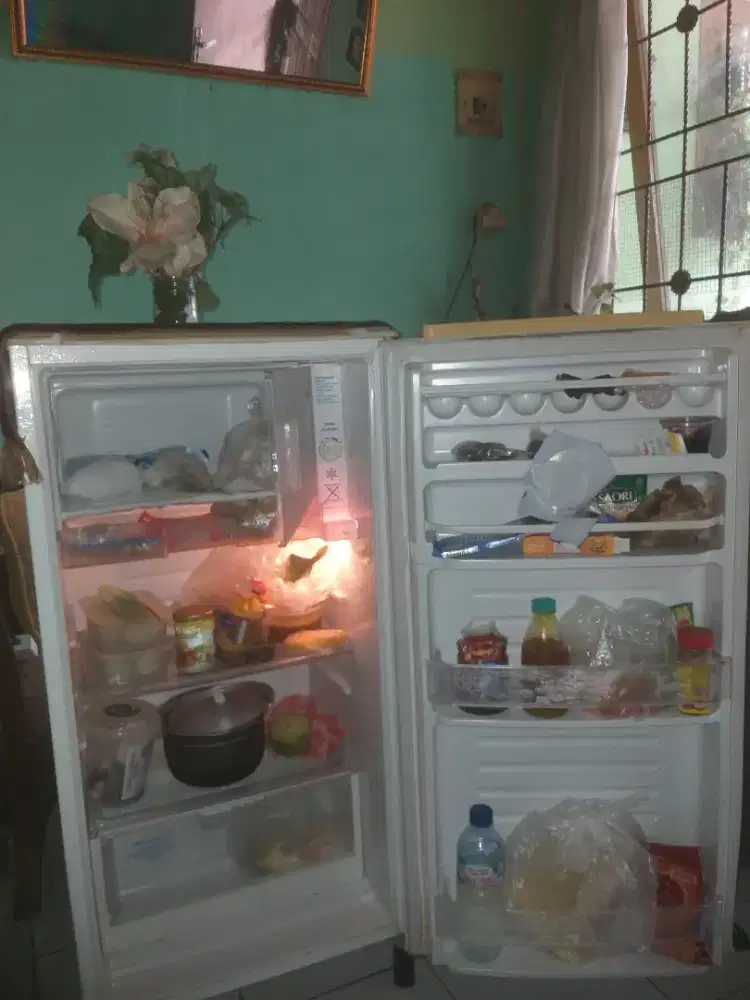 Kulkas 1 pntu sgt normal br 3 th free ongkir lalamove