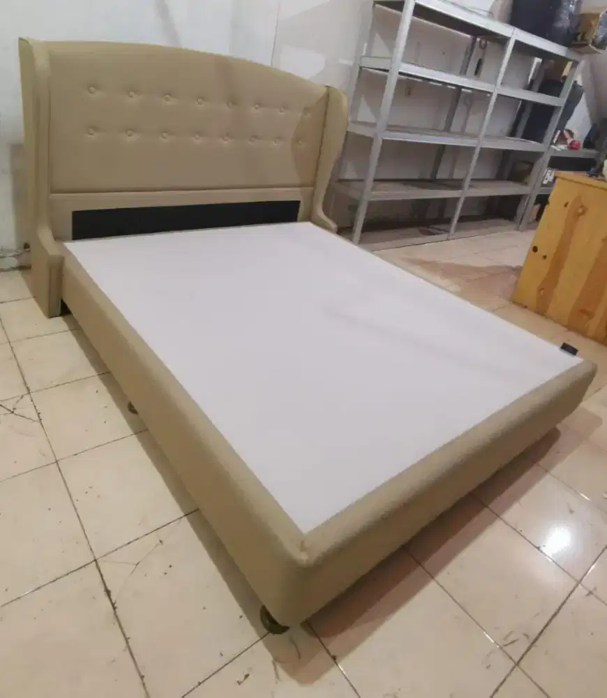 Dipan Kasur dan Headboard SERTA Cornell 180x200cm (Preloved)