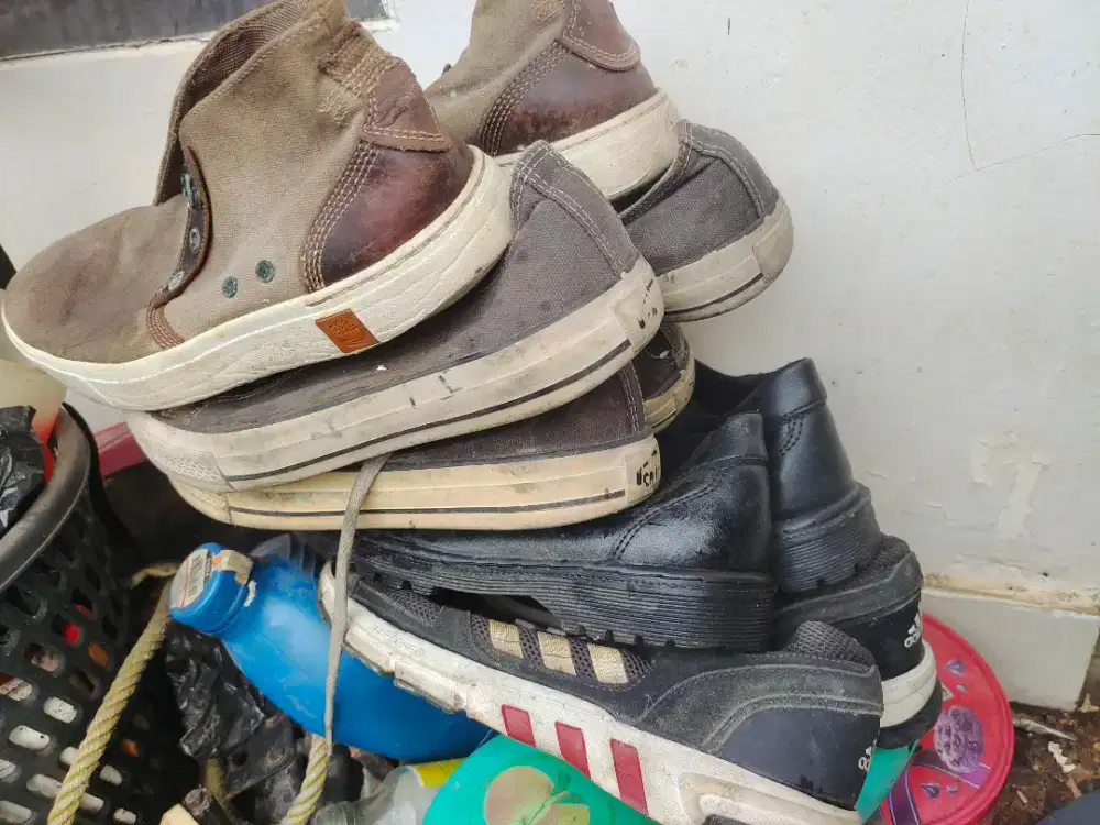 Sepatu bekas harus ambil semua