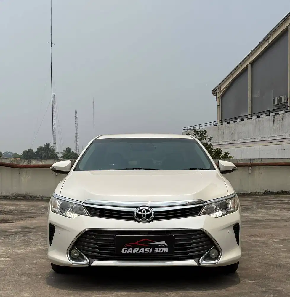 Toyota Camry 2.5 V AT Putih 2018 XV50