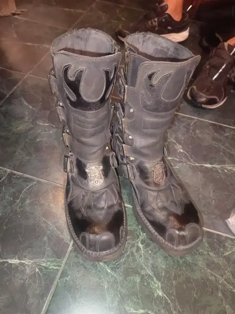 Sepatu boots kulit untuk motoran