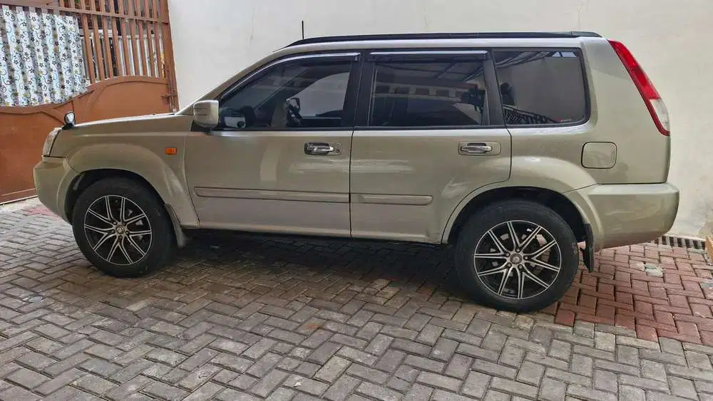 Nissan X-Trail 2.5 thn 2006 terawat Pajak 08 27 mulus luar dlm