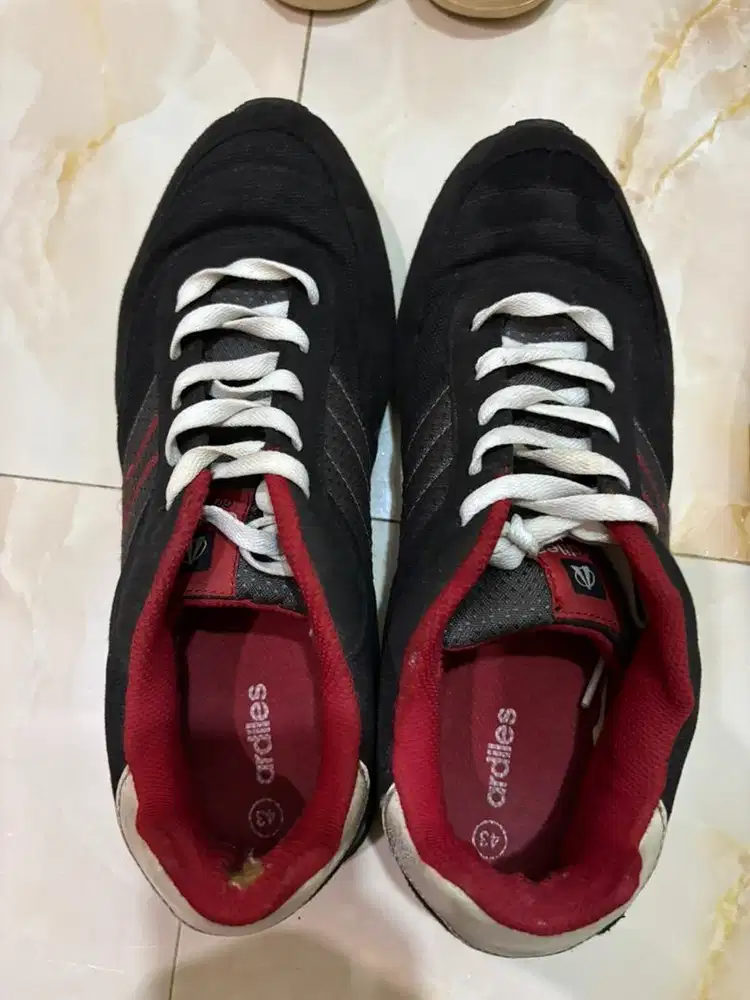 Sepatu pria dan wanita