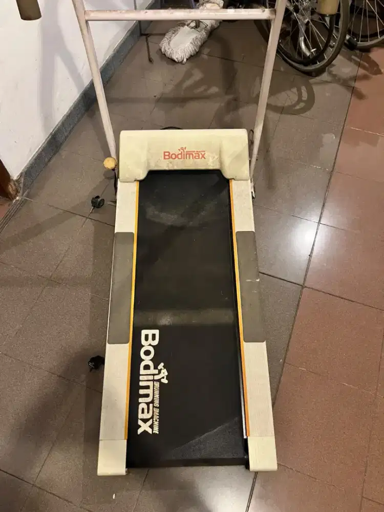 Alat olah raga running machine treatmeal merk bodiMax