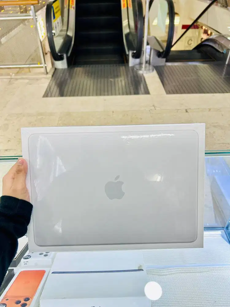 NEW MacBook Neo Apple 13-inch A18 Pro chip with 6-core CPU and 5-core