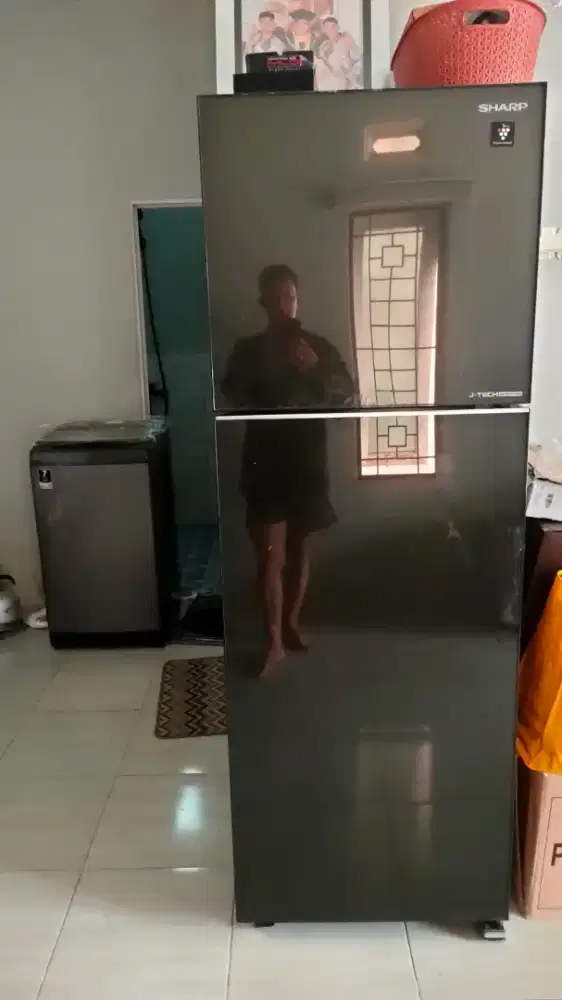 Dijual kulkas sharp inverter tinggi 2M