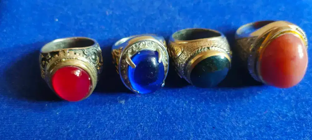 Jual borongan 4 cincin bacan hitam,blue safir,red baron,cendana kecubu