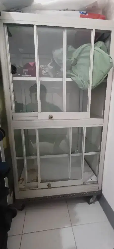 Lemari Kaca Etalase
