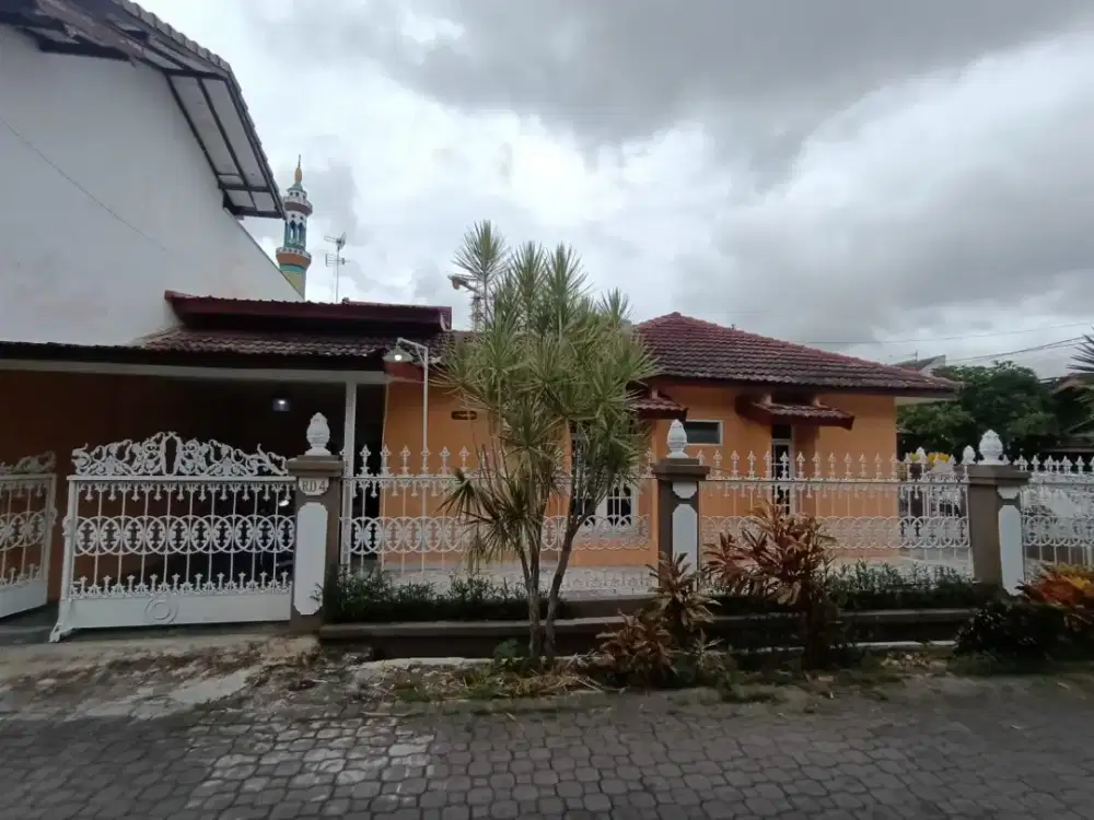 Rumah besar dalam perumahan timur prawirotaman Brontokusuman Mergangsa