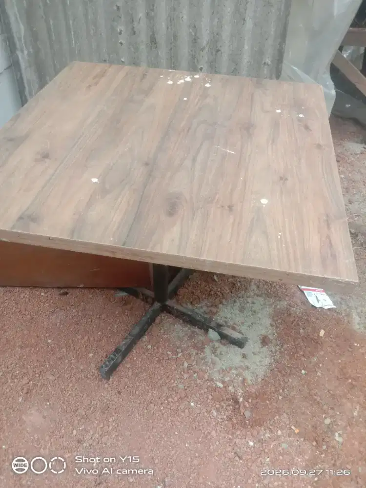 Jual meja bekas kafe meja+dua unit kursi.