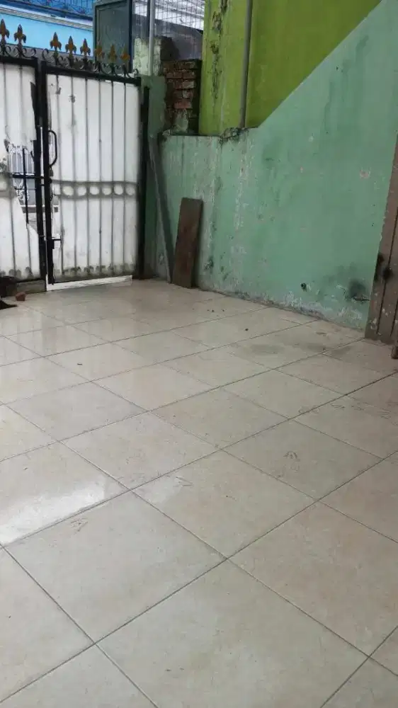 Di kontrakan lantai 2 saja