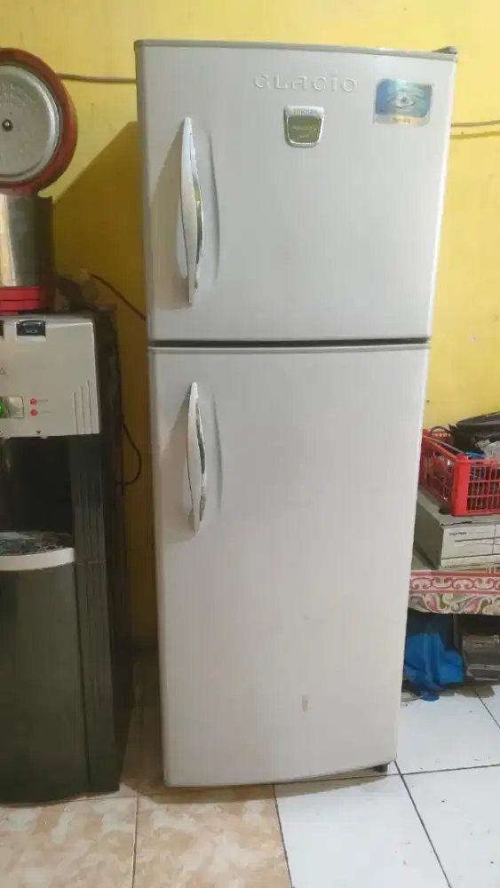 Kulkas 2 pintu Thosiba mulus dari orisinil
