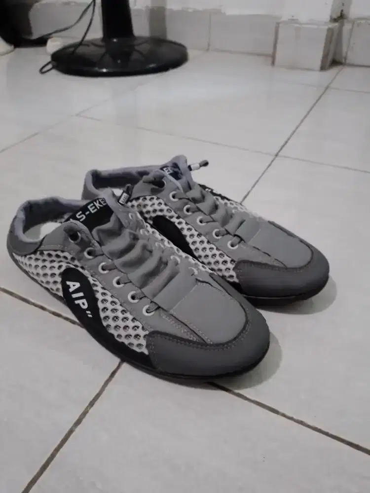 Sepatu cowok BLS EKEC AIP size 43 mulus tapak tebal