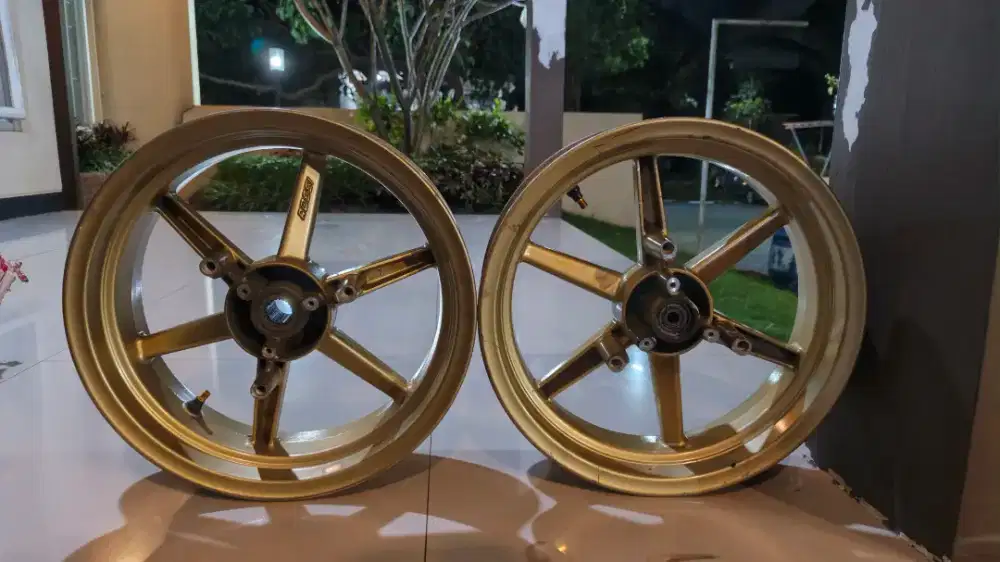 ih cantik banget, kaki mulus untuk Nmax mu