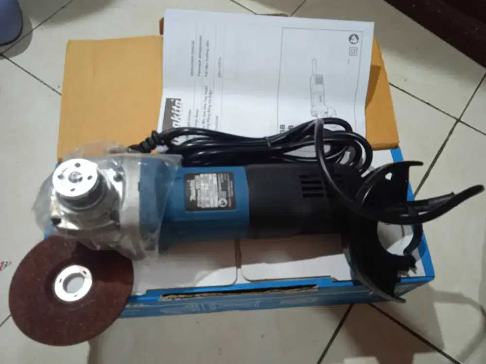 Gerinda tangan makita 9553B