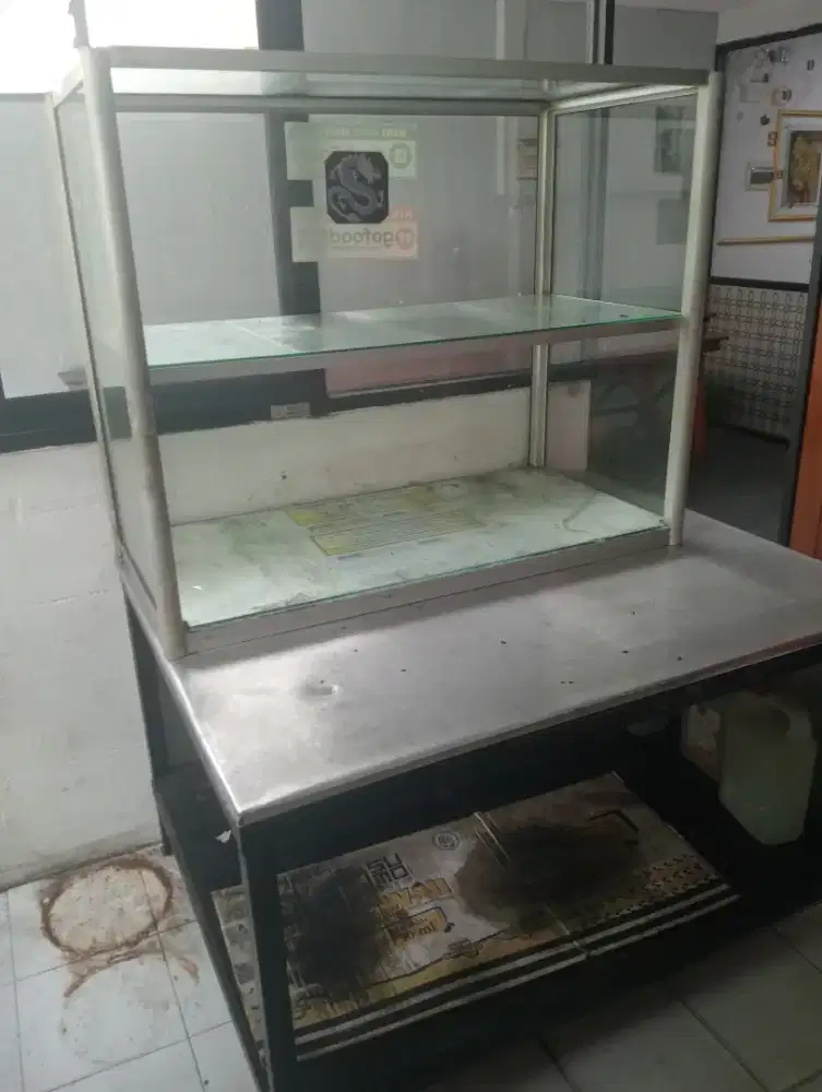 Rak etalase dan  meja dapur
