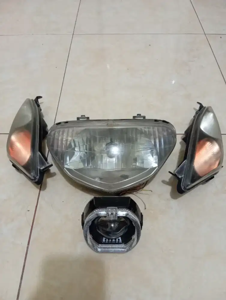Lampu depan lampu sein dan body