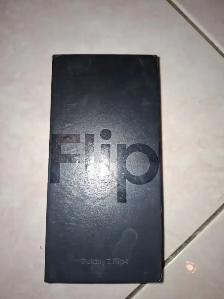 Jual Hp Samsung Z Flip 4 yang hanya rusak lcd nya second