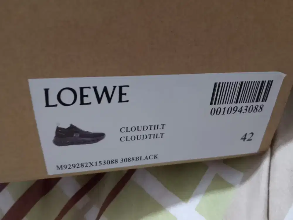 Sepatu sandal merk Loewe