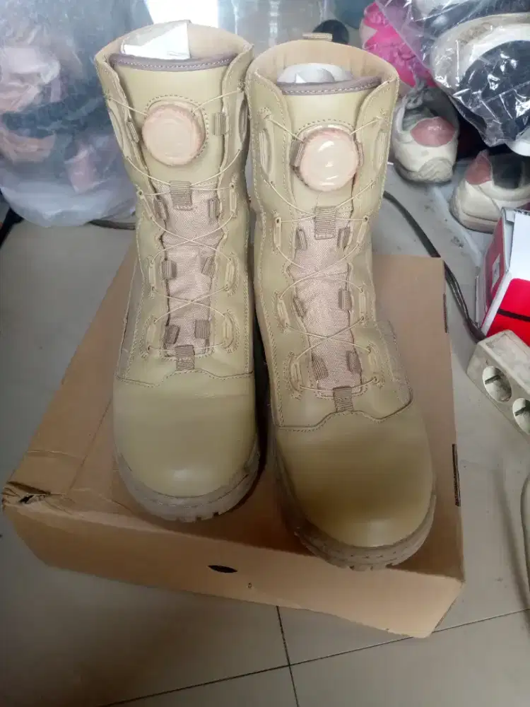 Sepatu dinas PDL
