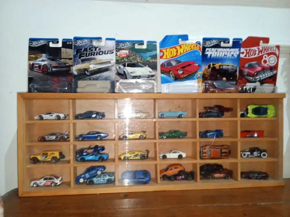 24 Hotwheels & 1 tomica