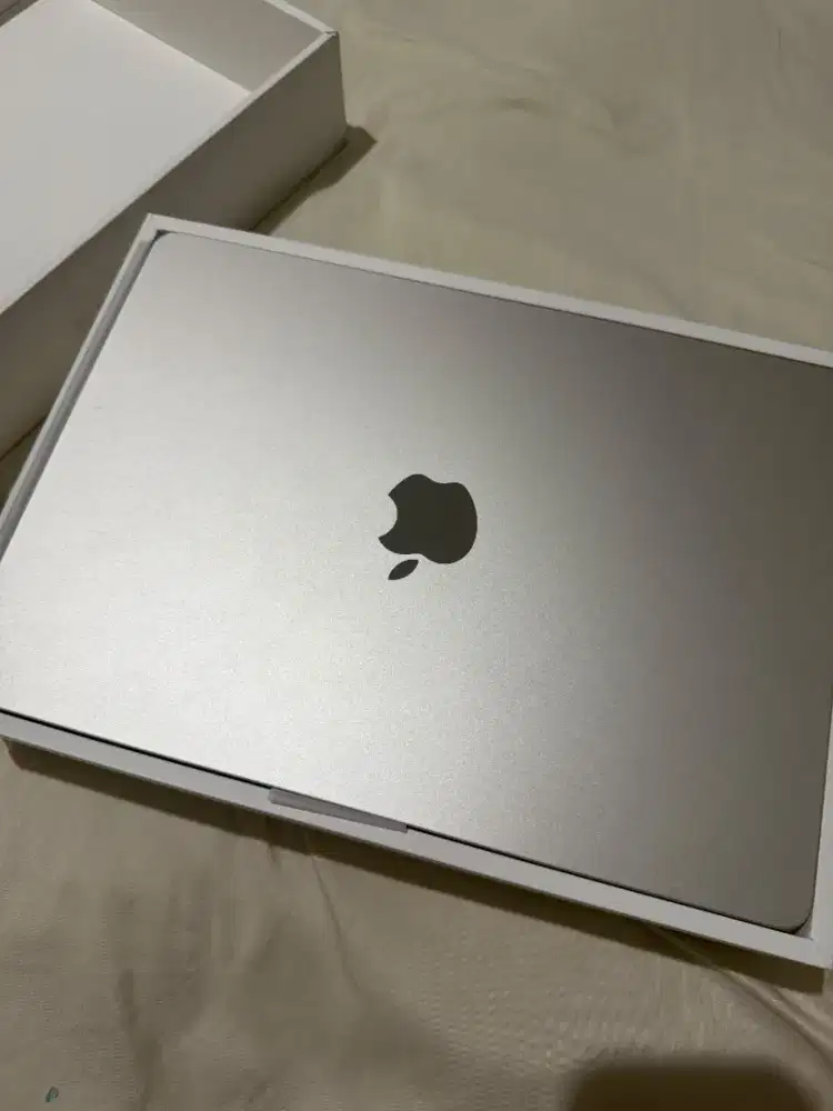 Macbook Air M2 RAM 8GB STORAGE 256GB warna starlight