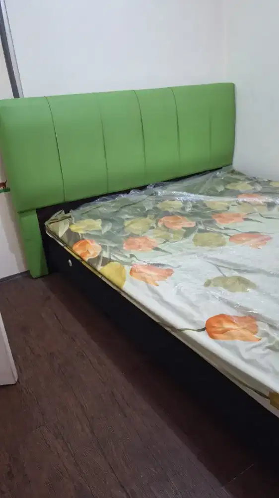 Dijual Murah Kasur Springbed Queen dan Headboard King Gading nias