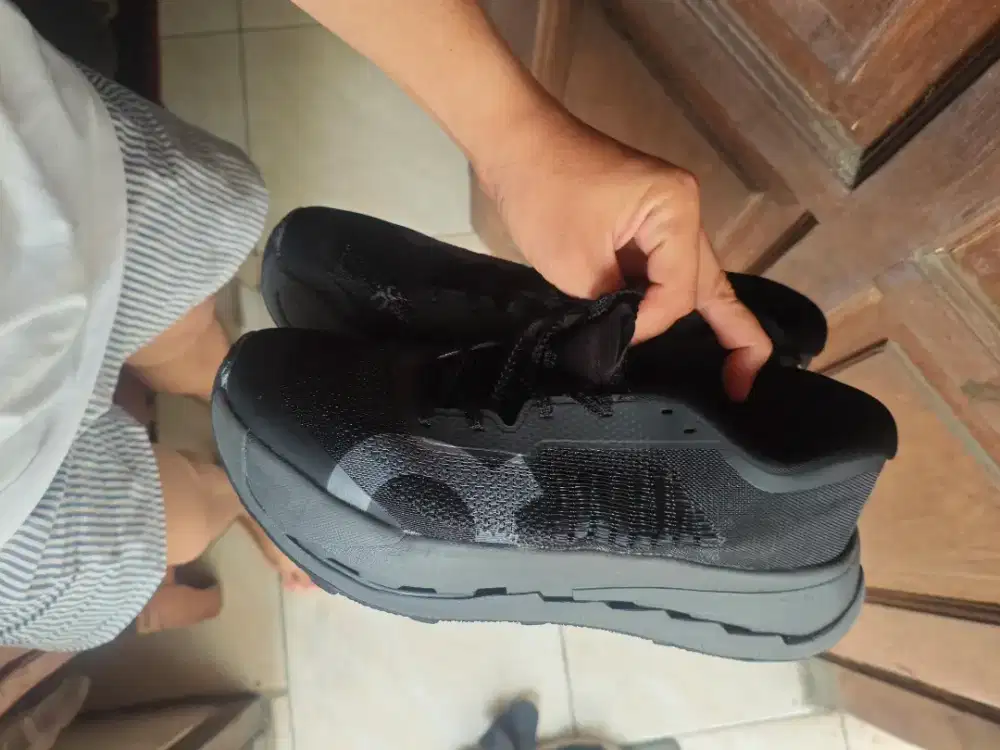 Sepatu on cloud ultra full black