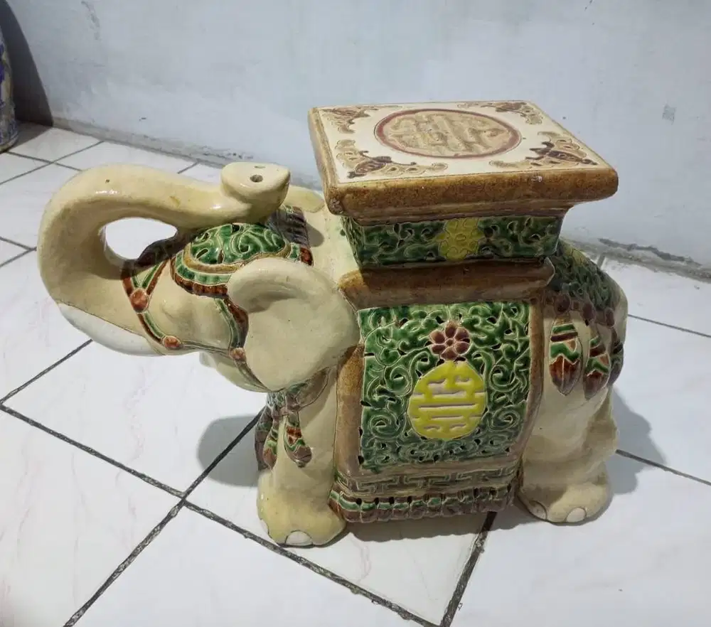 Keramik pajangan gajah thailand